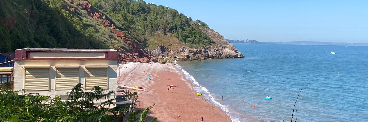 Torquay 2023 – Arena roja y kajaks en la playa