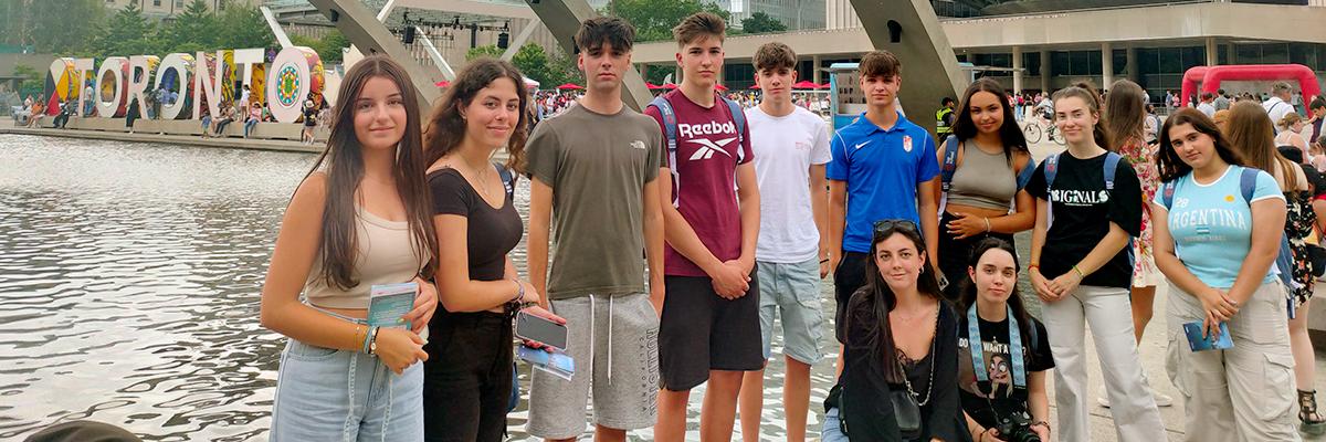 Desde Toronto con amor - 2023 2 Grupo Toronto 2023 en Dundas Square