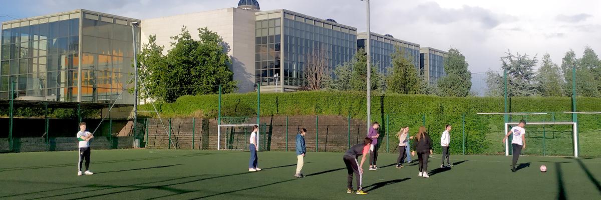 Dublín 1- Los primeros días 3 Grupo Dublin 2023 jugando al fútbol en residencia con alumnos de otros paises