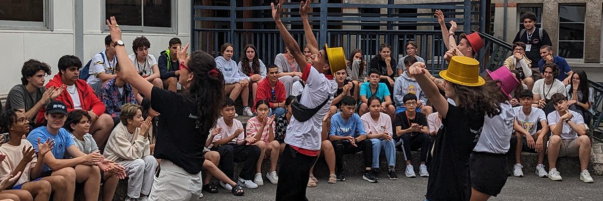 Monitores de la residencia dando la bienvenida al grupo del Valle de Loira 2023