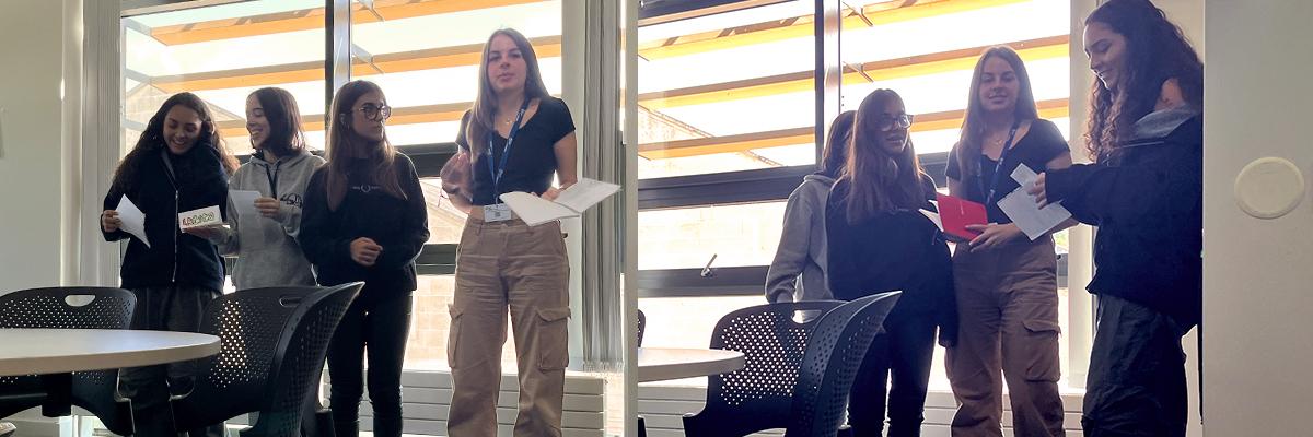 Grupo Bath 2023 exponiendo en clase