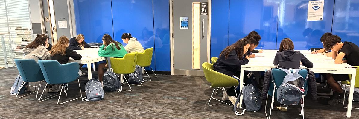 Bath 2023 ¡El viaje ha comenzado! 4 Grupo Bath 2023 en clase haciendo examen de nivel de inglés