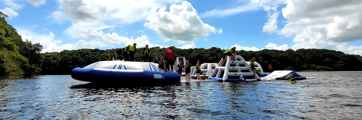 Deportes, Spiderman, un desfile y un ciervo en Killarney 4 Grupo de Killarney 2023 en el agua