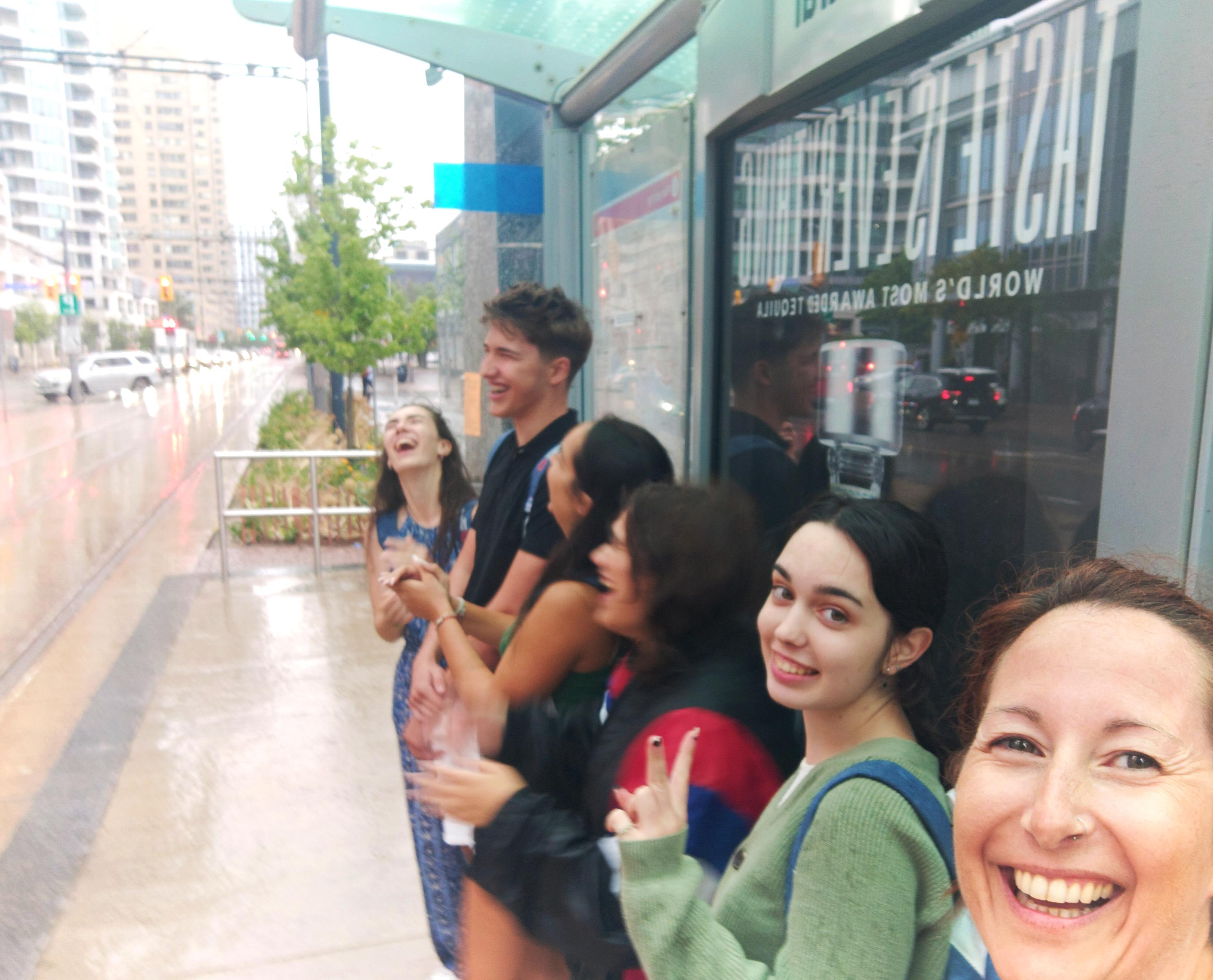 Grupo Toronto 2023 bajo la lluvia 